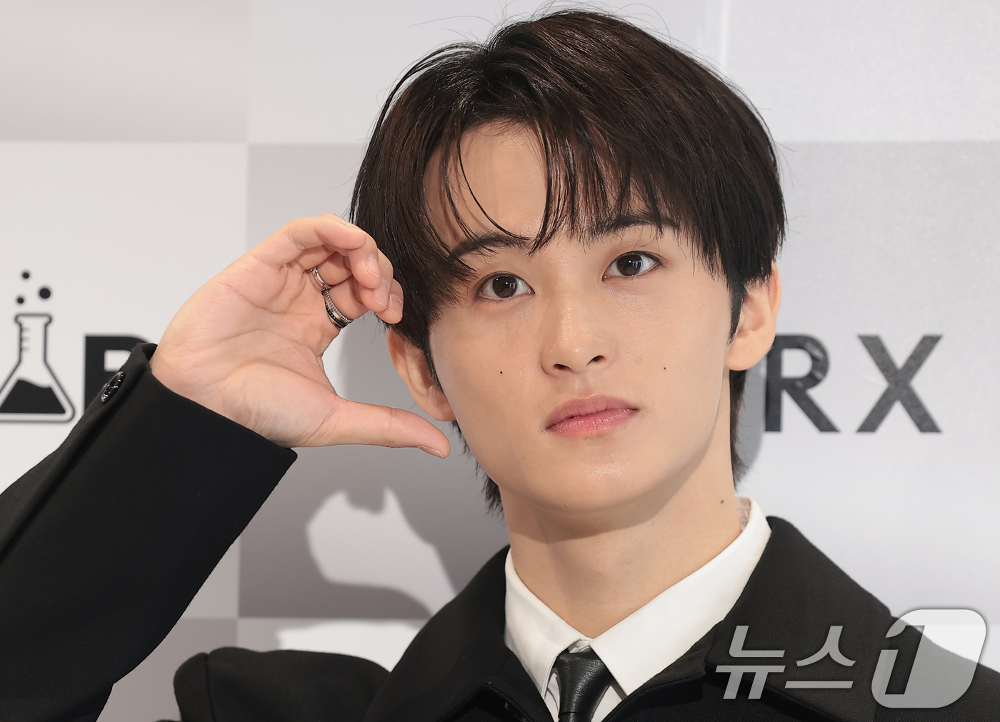 (서울=뉴스1) 권현진 기자 = NCT 마크가 24일 오후 서울 성동구 스테이지35 성수에서 열린 코스메틱 브랜드 더마 ‘코스알엑스(COSRX)’ 팝업스토어 오픈 행사에서 포즈를 …