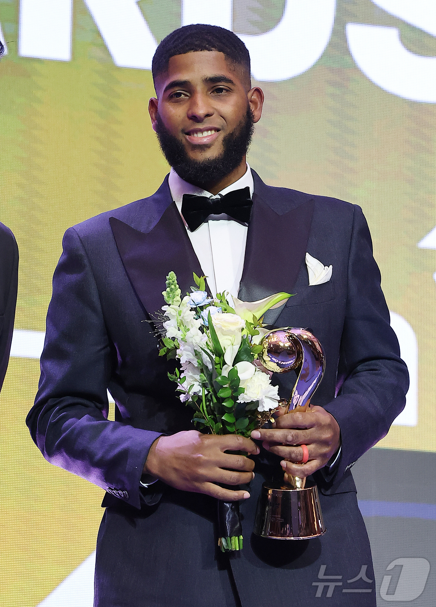 (서울=뉴스1) 김진환 기자 = 24일 오후 서울 송파구 잠실 롯데월드 호텔에서 열린 프로야구 '2025 신한 SOL 뱅크 KBO리그' 시상식에서 1루수 부문 수비상을 수상한 삼성 …