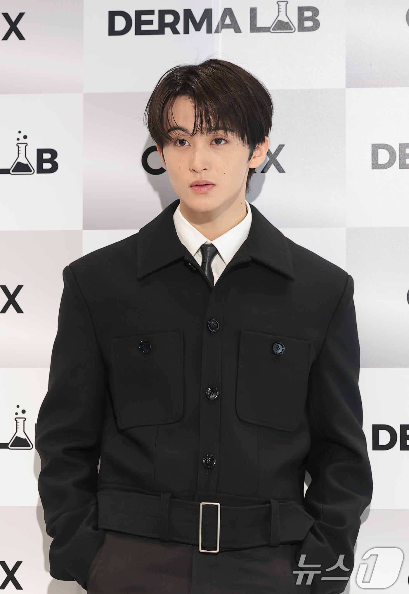 (서울=뉴스1) 권현진 기자 = NCT 마크가 24일 오후 서울 성동구 스테이지35 성수에서 열린 코스메틱 브랜드 더마 ‘코스알엑스(COSRX)’ 팝업스토어 오픈 행사에서 포즈를 …