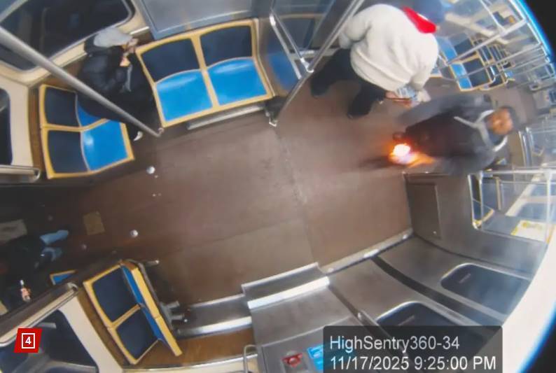 본문 이미지 - 화염병을 들고 열차내에서 이동중인 용의자 로렌스 리드&#40;50&#41;. 출처=더선