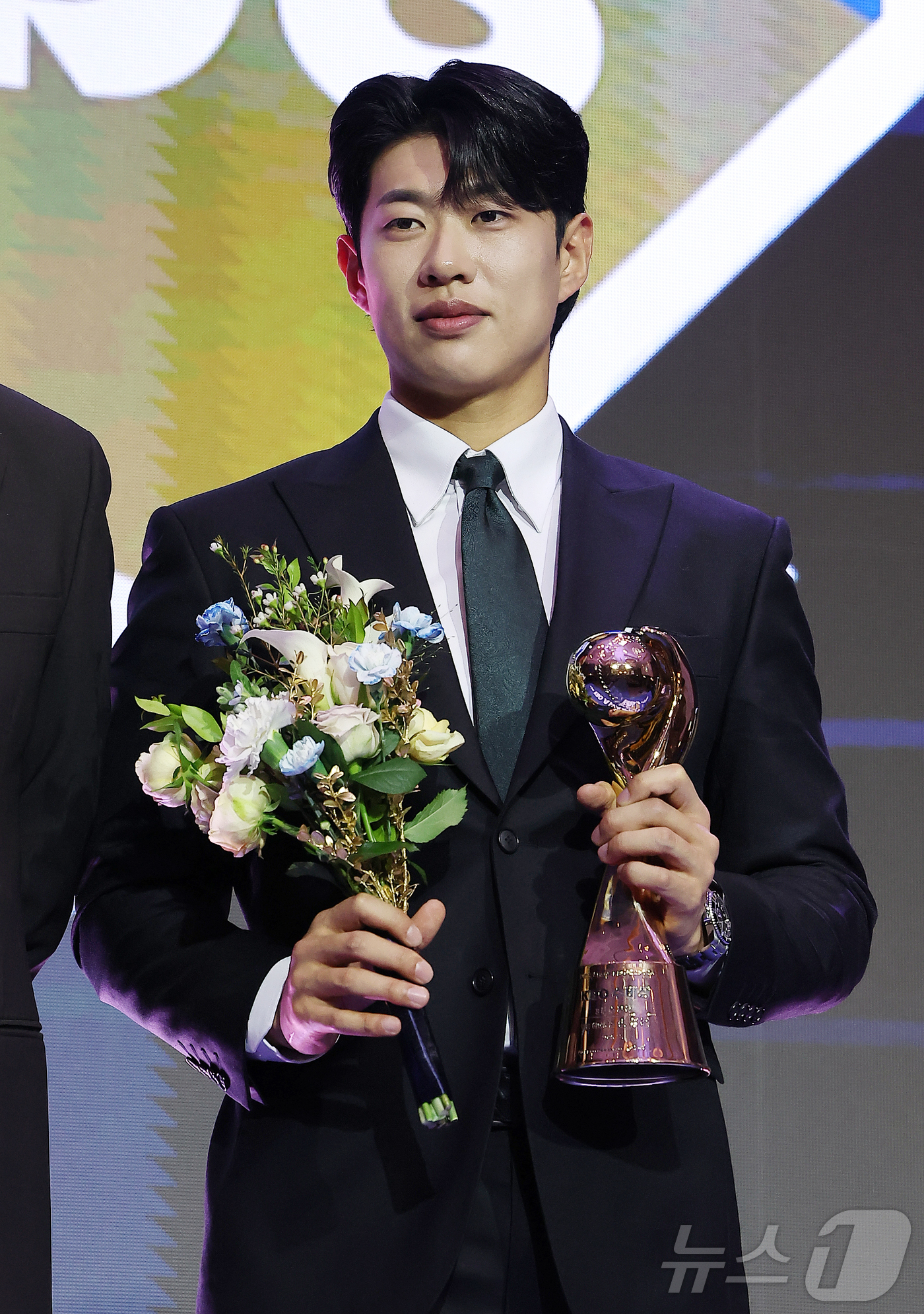 (서울=뉴스1) 김진환 기자 = 24일 오후 서울 송파구 잠실 롯데월드 호텔에서 열린 프로야구 '2025 신한 SOL 뱅크 KBO리그' 시상식에서 3루수 부문 수비상을 수상한 키움 …