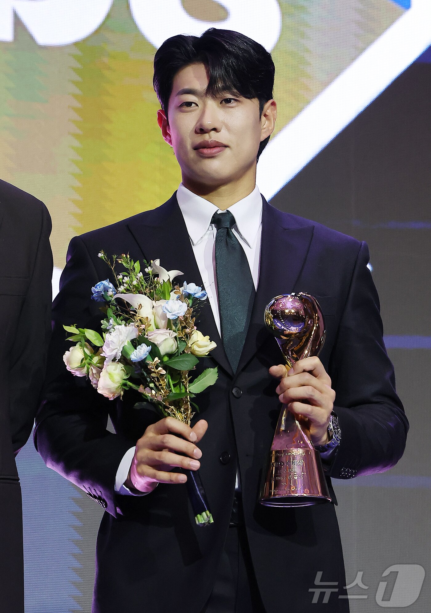 본문 이미지 - 24일 오후 서울 송파구 잠실 롯데월드 호텔에서 열린 프로야구 '2025 신한 SOL 뱅크 KBO리그' 시상식에서 3루수 부문 수비상을 수상한 키움 송성문이 기념 촬영을 하고 있다. 2025.11.24/뉴스1 ⓒ News1 김진환 기자