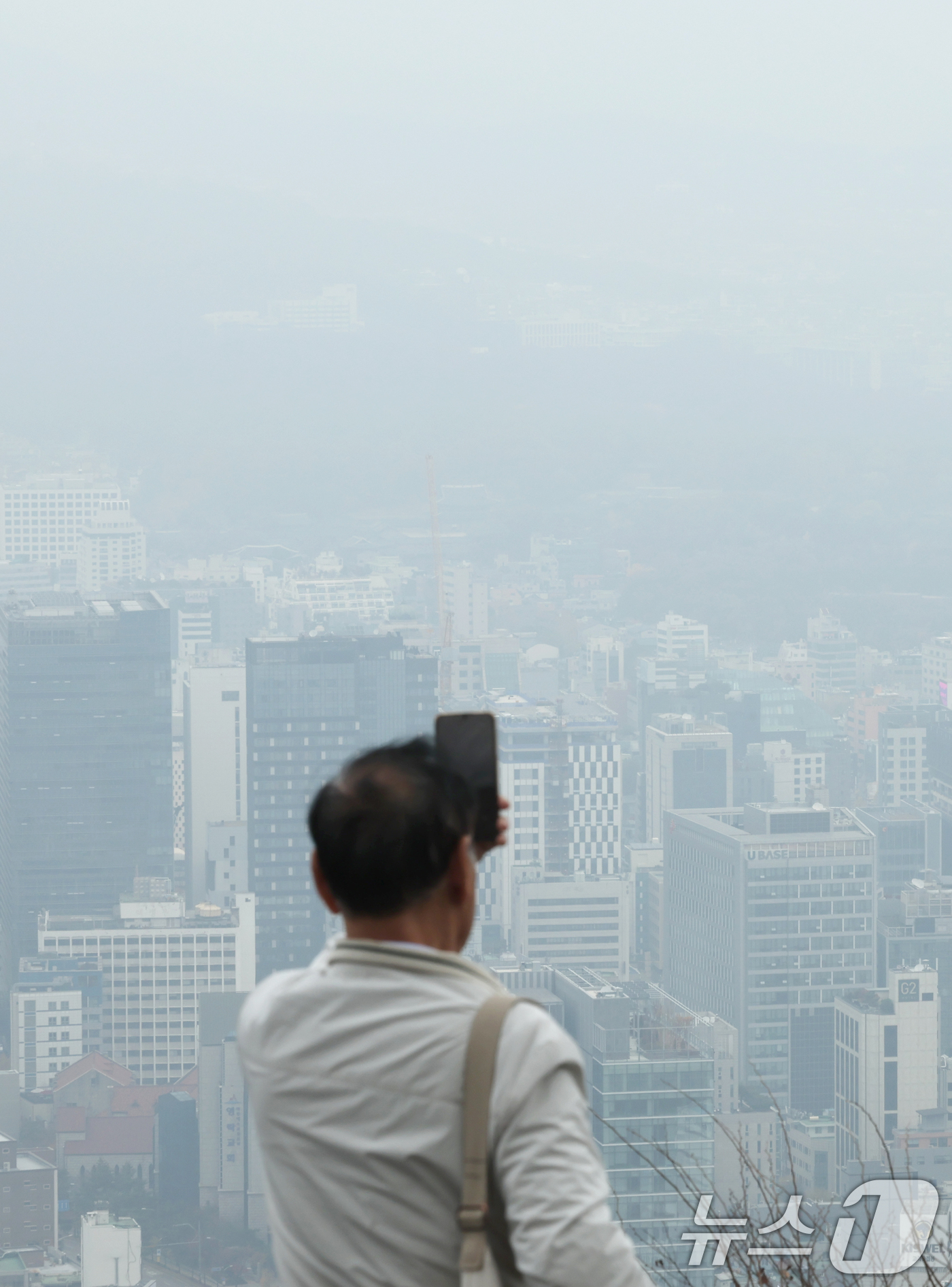 (서울=뉴스1) 이호윤 기자 = 서울 등 수도권 지역의 미세먼지와 초미세먼지 농도가 나쁨 수준을 보인 24일 서울 용산구 남산에서 바라본 서울 하늘이 뿌옇게 보이고 있다. 2025 …
