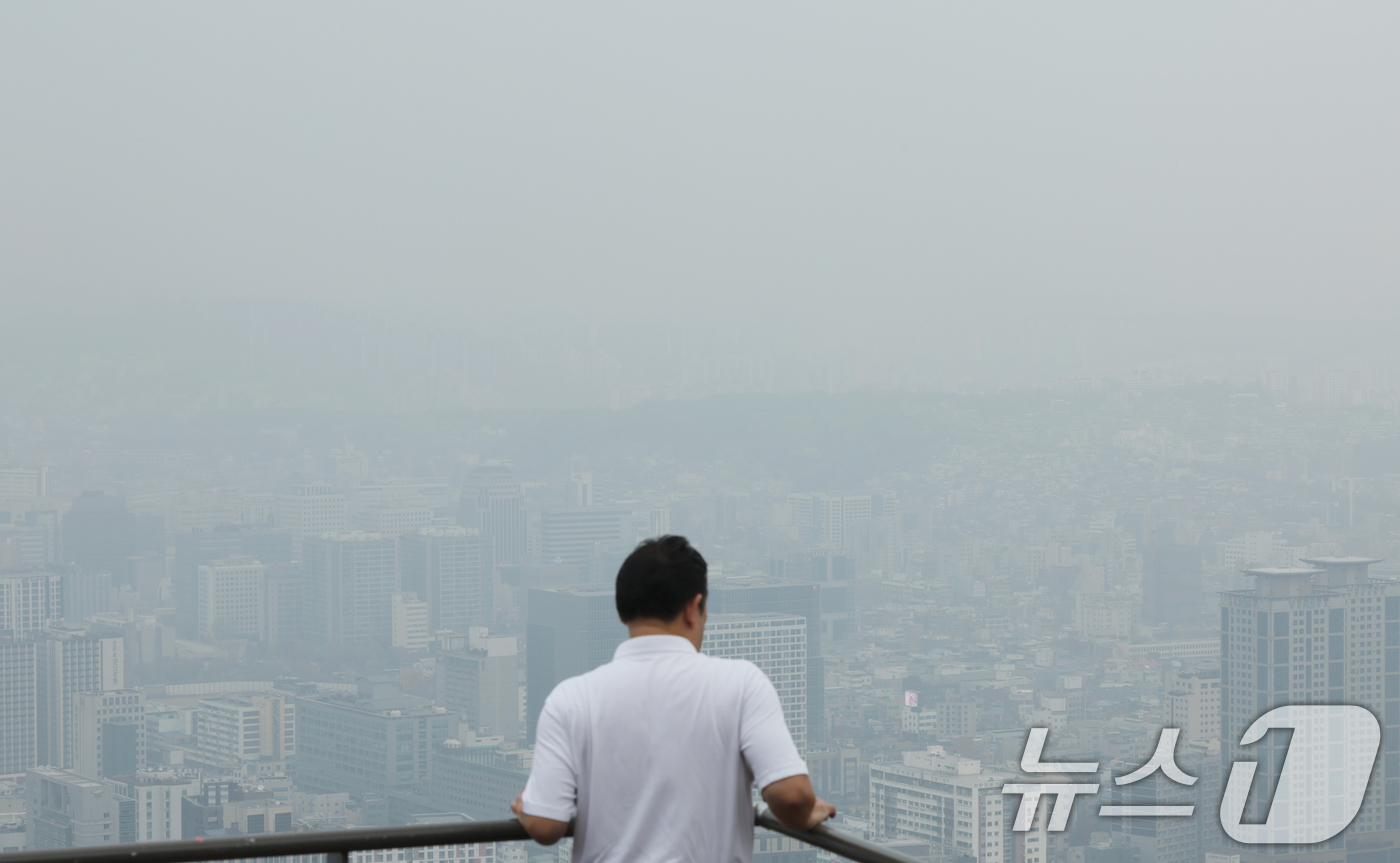 (서울=뉴스1) 이호윤 기자 = 서울 등 수도권 지역의 미세먼지와 초미세먼지 농도가 나쁨 수준을 보인 24일 서울 용산구 남산에서 바라본 서울 하늘이 뿌옇게 보이고 있다. 2025 …