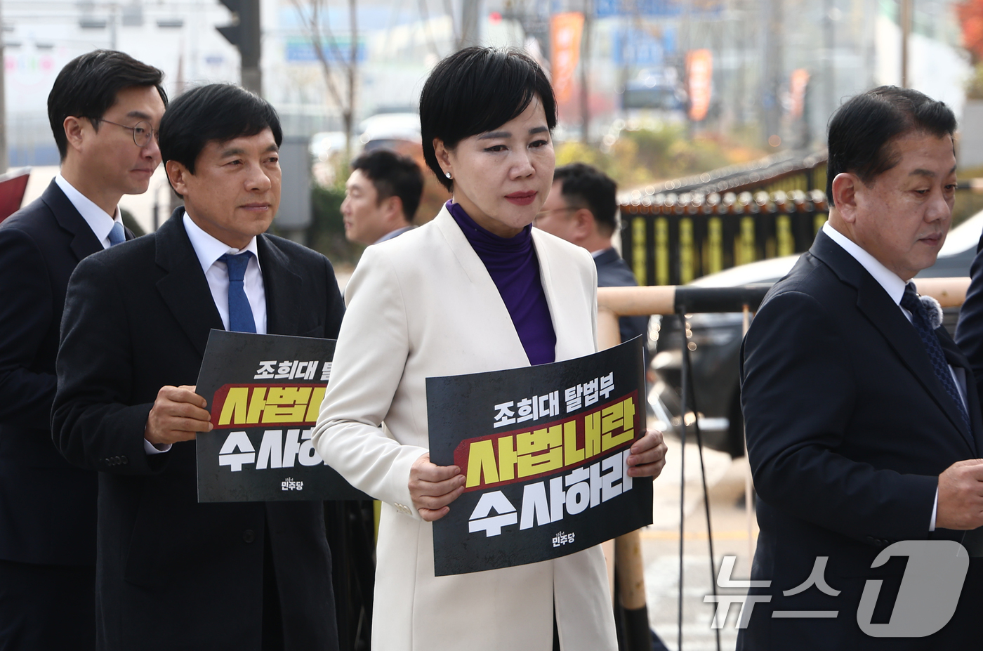 (서울=뉴스1) 김민지 기자 = 더불어민주당 전현희 3대특검 종합대응특위 총괄위원장이 24일 오후 서울 서초구 대검찰청 정문 앞에서 조희대 대법원장에 대한 특검 수사를 촉구하는 기 …