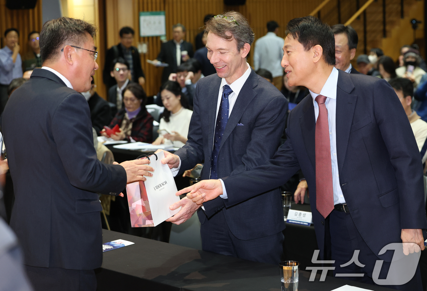 (서울=뉴스1) 허경 기자 = 오세훈 서울시장이 24일 서울시청에서 '바이오산업과 서울의 역할, 창동·상계 S-DBC'를 주제로 열린 S-DBC 컨퍼런스에서 요하네스 프루에하우프 …