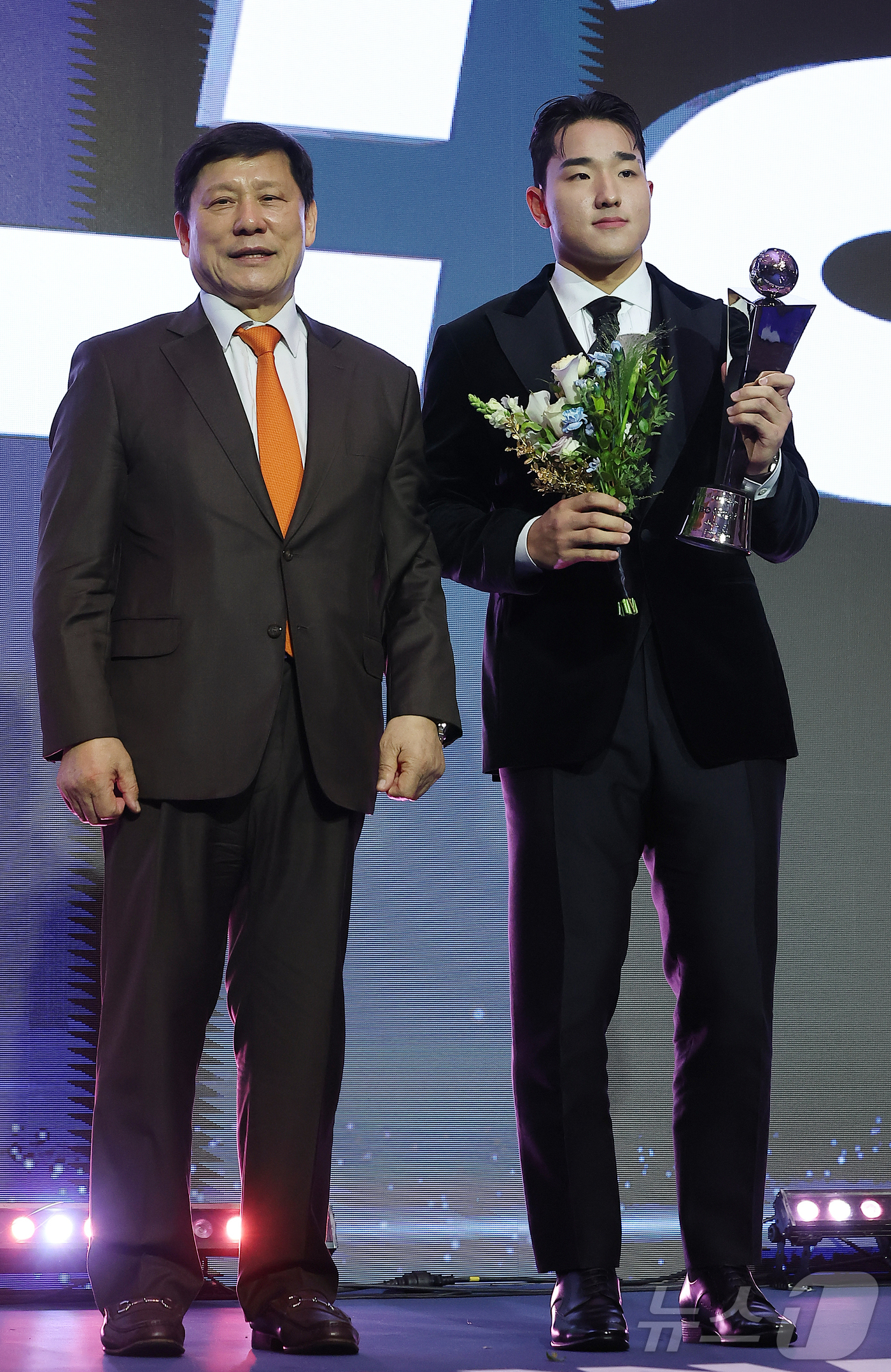 (서울=뉴스1) 김진환 기자 = 24일 오후 서울 송파구 잠실 롯데월드 호텔에서 열린 프로야구 '2025 신한 SOL 뱅크 KBO리그' 시상식에서 신인왕에 선정된 KT 안현민이 허 …