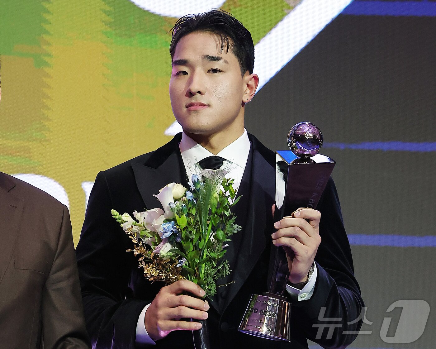 본문 이미지 - 24일 오후 서울 송파구 잠실 롯데월드 호텔에서 열린 프로야구 &#39;2025 신한 SOL 뱅크 KBO리그&#39; 시상식에서 신인왕에 선정된 KT 안현민이 기념 촬영을 하고 있다. 2025.11.24/뉴스1 ⓒ News1 김진환 기자