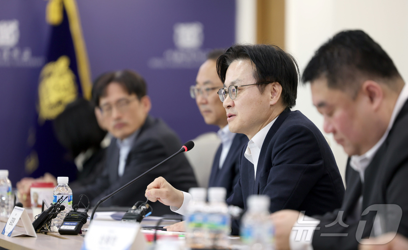 (서울=뉴스1) = 김정관 산업통상부 장관이 24일 오후 서울 관악구 서울대학교에서 열린 ‘산업부-서울대 간 M.AX 얼라이언스 협력을 위한 MOU 체결식’에 참석해, 발언 하고 …