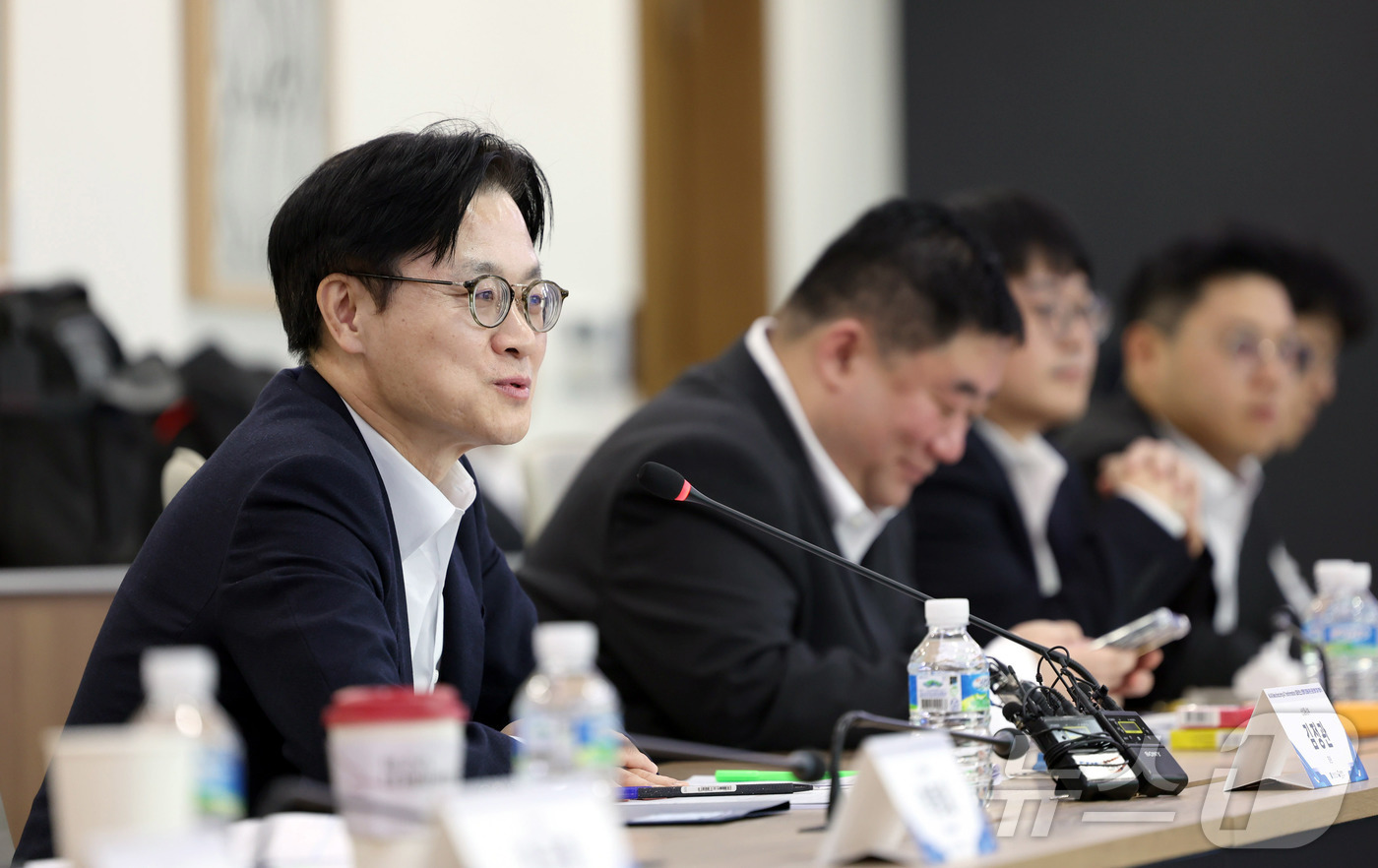 (서울=뉴스1) = 김정관 산업통상부 장관이 24일 오후 서울 관악구 서울대학교에서 열린 ‘산업부-서울대 간 M.AX 얼라이언스 협력을 위한 MOU 체결식’에 참석해, 인사말을 하 …