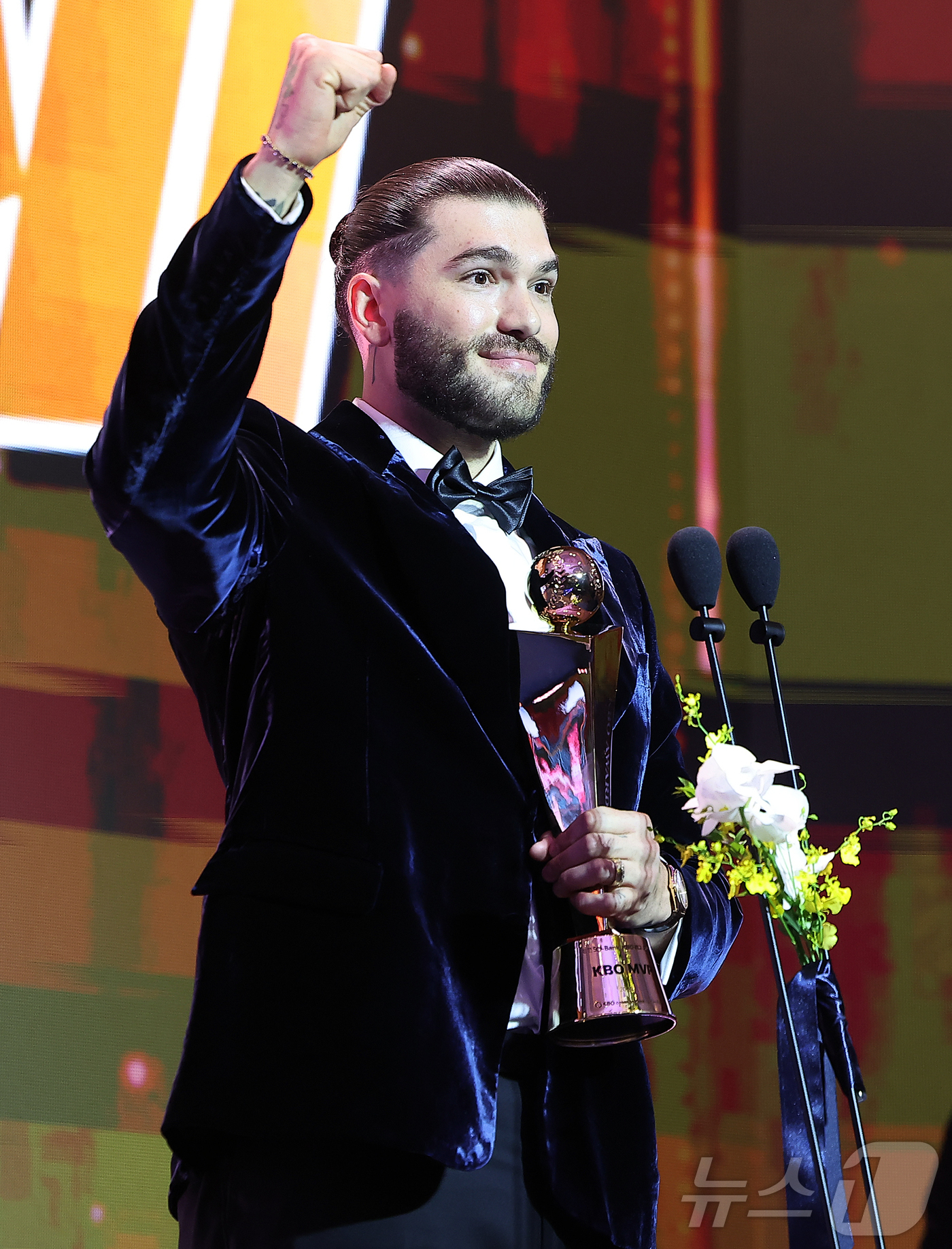 (서울=뉴스1) 김진환 기자 = 24일 오후 서울 송파구 잠실 롯데월드 호텔에서 열린 프로야구 '2025 신한 SOL 뱅크 KBO리그' 시상식에서 MVP에 선정된 한화 폰세가 수상 …