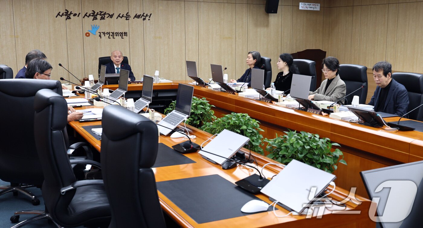 본문 이미지 - 안창호 국가인권위원장이 24일 오후 서울 중구 인권위원회에서 제21차 전원위원회를 주재하고 있다. 2025.11.24 ⓒ 뉴스1 구윤성 기자
