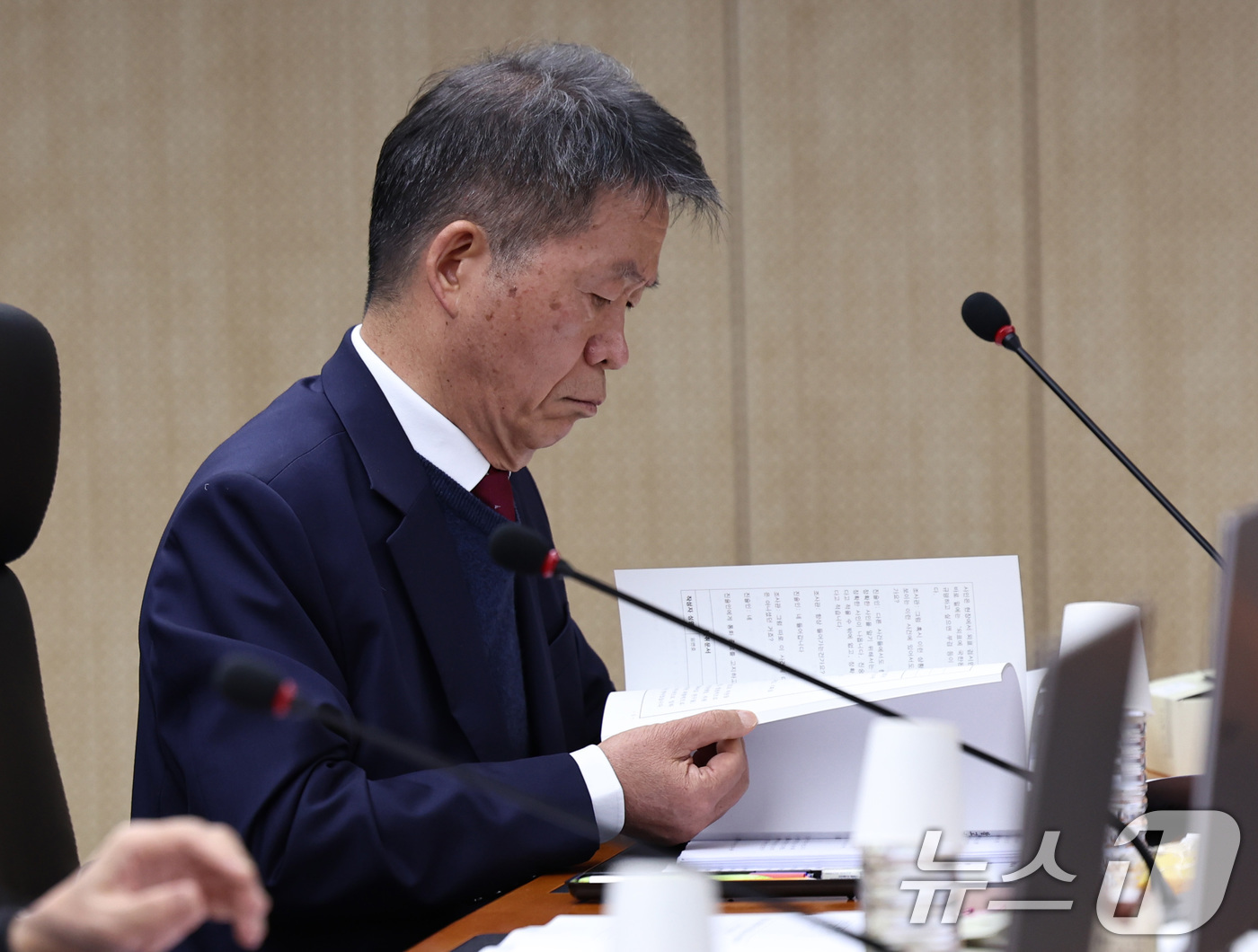 (서울=뉴스1) 구윤성 기자 = 김용원 국가인권위원회 상임위원이 24일 오후 서울 중구 인권위원회에서 열린 제21차 전원위원회에 참석해 안건을 살피고 있다. 2025.11.24/뉴 …