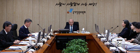 인권위 올해 첫 전원위…"'성희롱 의혹' 간부 논란 부끄러워"