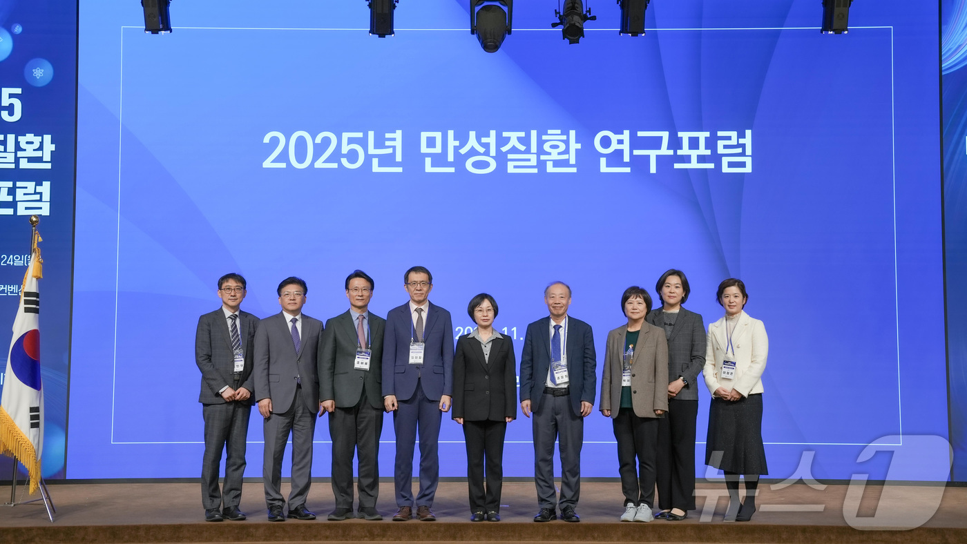 (서울=뉴스1) = 임숙영 질병관리청 차장이 24일 오후 서울 용산구 피크앤파크 컨벤션에서 열린 '2025 만성질환 연구포럼'에 참석해, 주요 참석자들과 기념 촬영을 하고 있다. …