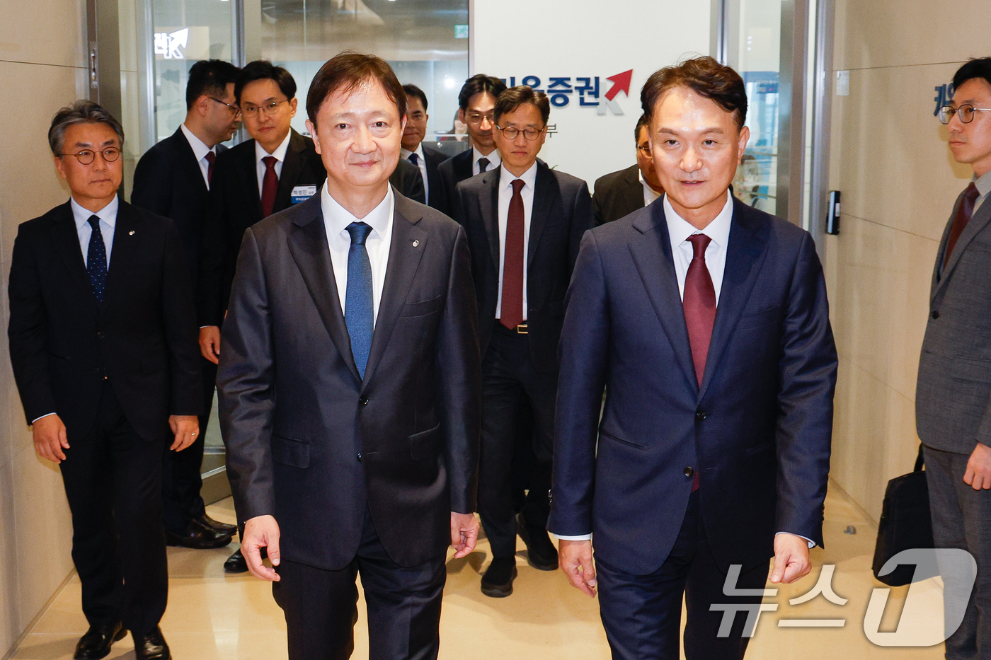 (서울=뉴스1) 안은나 기자 = 이찬진 금융감독원장이 24일 오후 증권사 영업점 현장방문차 서울 영등포구 키움증권 본점 영업부를 찾아 엄주성 대표이사와 회의실로 이동하고 있다. 2 …