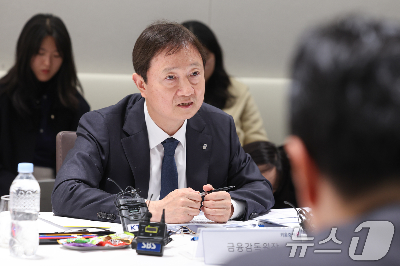 (서울=뉴스1) 안은나 기자 = 이찬진 금융감독원장이 24일 오후 증권사 영업점 현장방문차 서울 영등포구 키움증권 본사를 찾아 엄주성 대표이사 등 임원들과 간담회를 하고 있다. 2 …