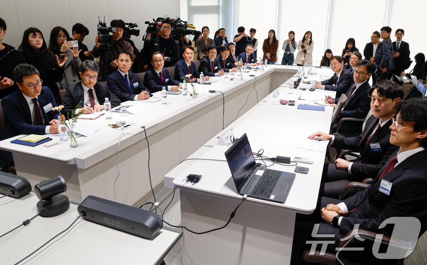 (서울=뉴스1) 안은나 기자 = 이찬진 금융감독원장이 24일 오후 증권사 영업점 현장방문차 서울 영등포구 키움증권 본사를 찾아 금창원 쓰리빌리언(3bilion) 대표이사와 화상 간 …