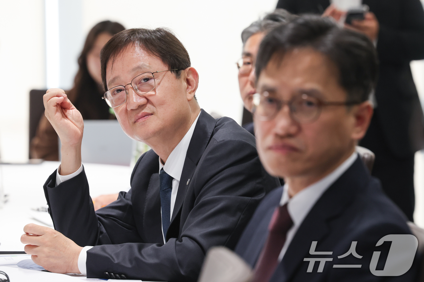 (서울=뉴스1) 안은나 기자 = 이찬진 금융감독원장이 24일 오후 증권사 영업점 현장방문차 서울 영등포구 키움증권 본사를 찾아 발행어음 매수 시연을 지켜보고 있다. 2025.11. …