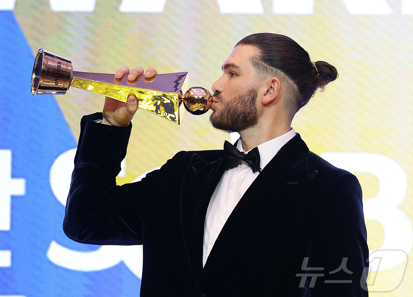 (서울=뉴스1) 김진환 기자 = 24일 오후 서울 송파구 잠실 롯데월드 호텔에서 열린 프로야구 '2025 신한 SOL 뱅크 KBO리그' 시상식에서 MVP를 수상한 한화 외국인 투수 …