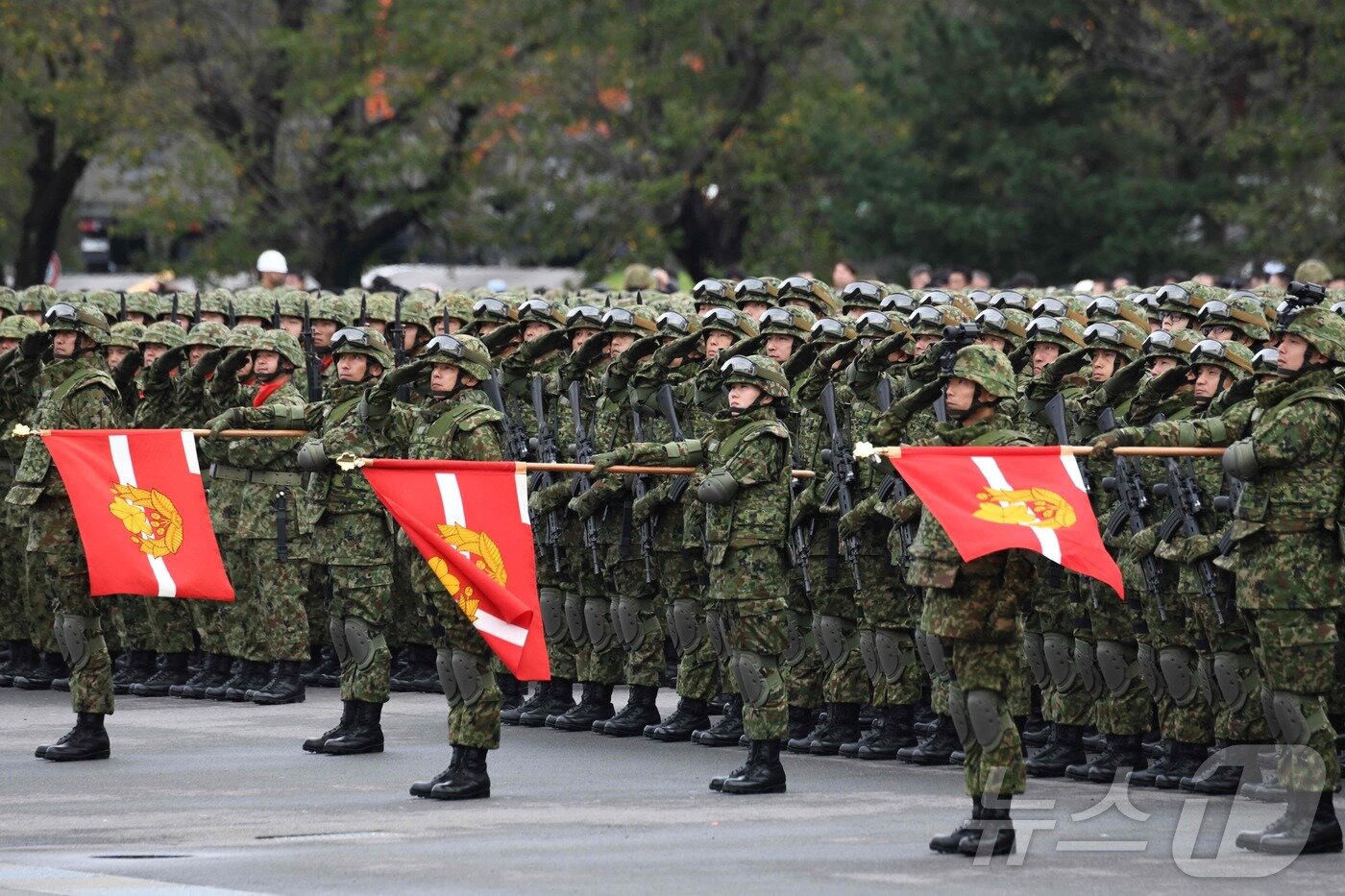 본문 이미지 - 지난 2018년 10월 14일(현지시간) 일본 사이타마현 아사카 훈련장에서 열린 자위대 사열식 모습. 2018.10.14 ⓒ AFP=뉴스1