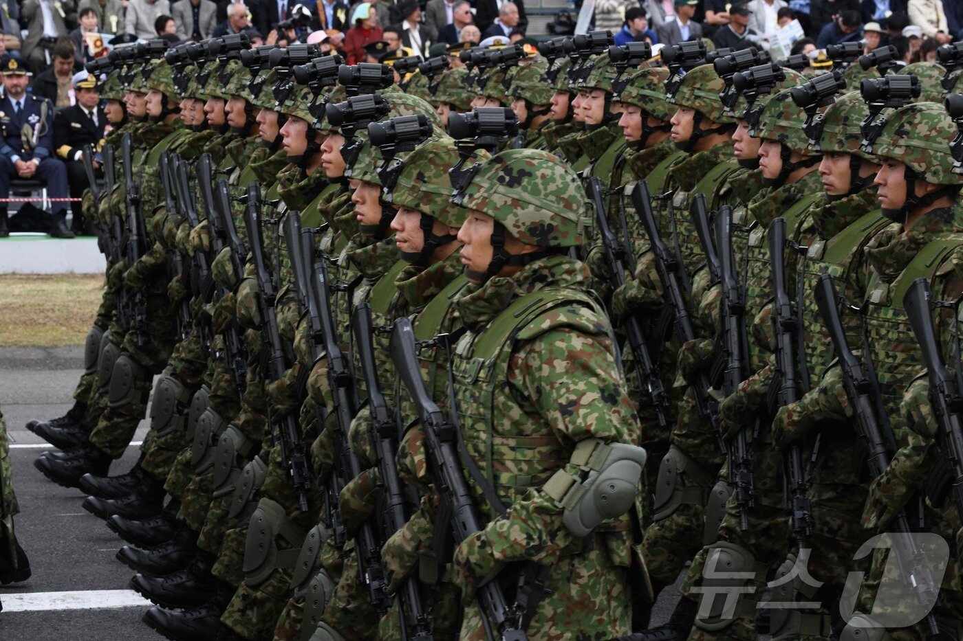 본문 이미지 - 지난 2018년 10월 14일(현지시간) 일본 사이타마현 아사카 훈련장에서 열린 자위대 사열식 모습. 2018.10.14 ⓒ AFP=뉴스1