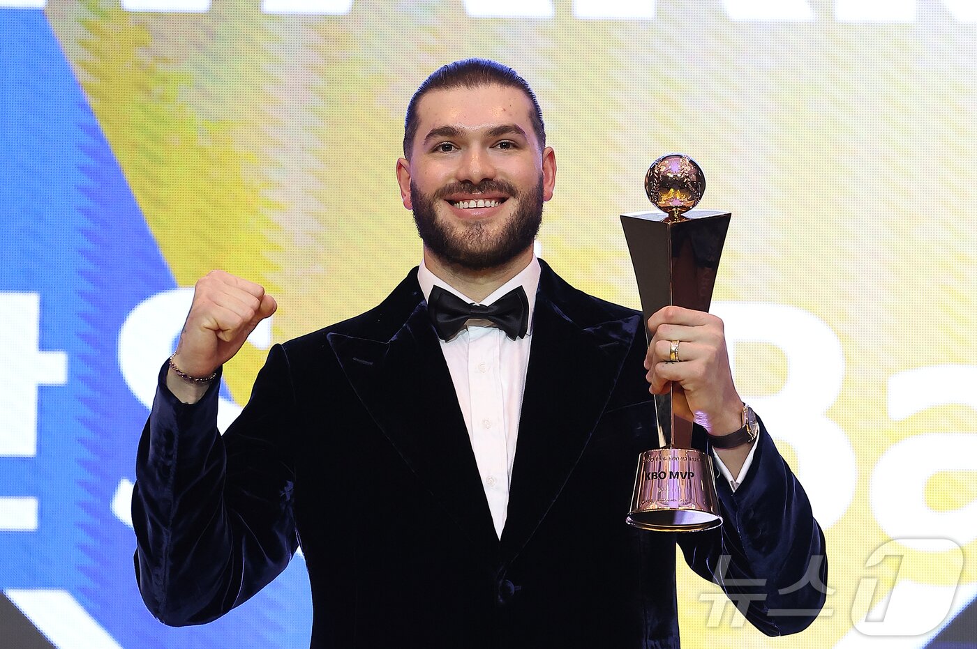본문 이미지 - 24일 오후 서울 송파구 잠실 롯데월드 호텔에서 열린 프로야구 &#39;2025 신한 SOL 뱅크 KBO리그&#39; 시상식에서 MVP를 수상한 한화 외국인 투수 폰세가 기념 촬영을 하고 있다. 2025.11.24/뉴스1 ⓒ News1 김진환 기자