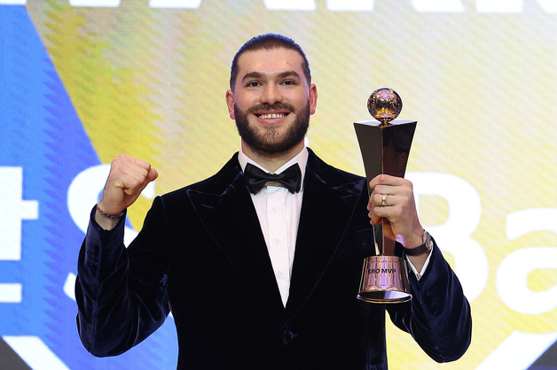 '투수 4관왕' 폰세, 2025 스포츠서울 시상식 '올해의 선수' 수상