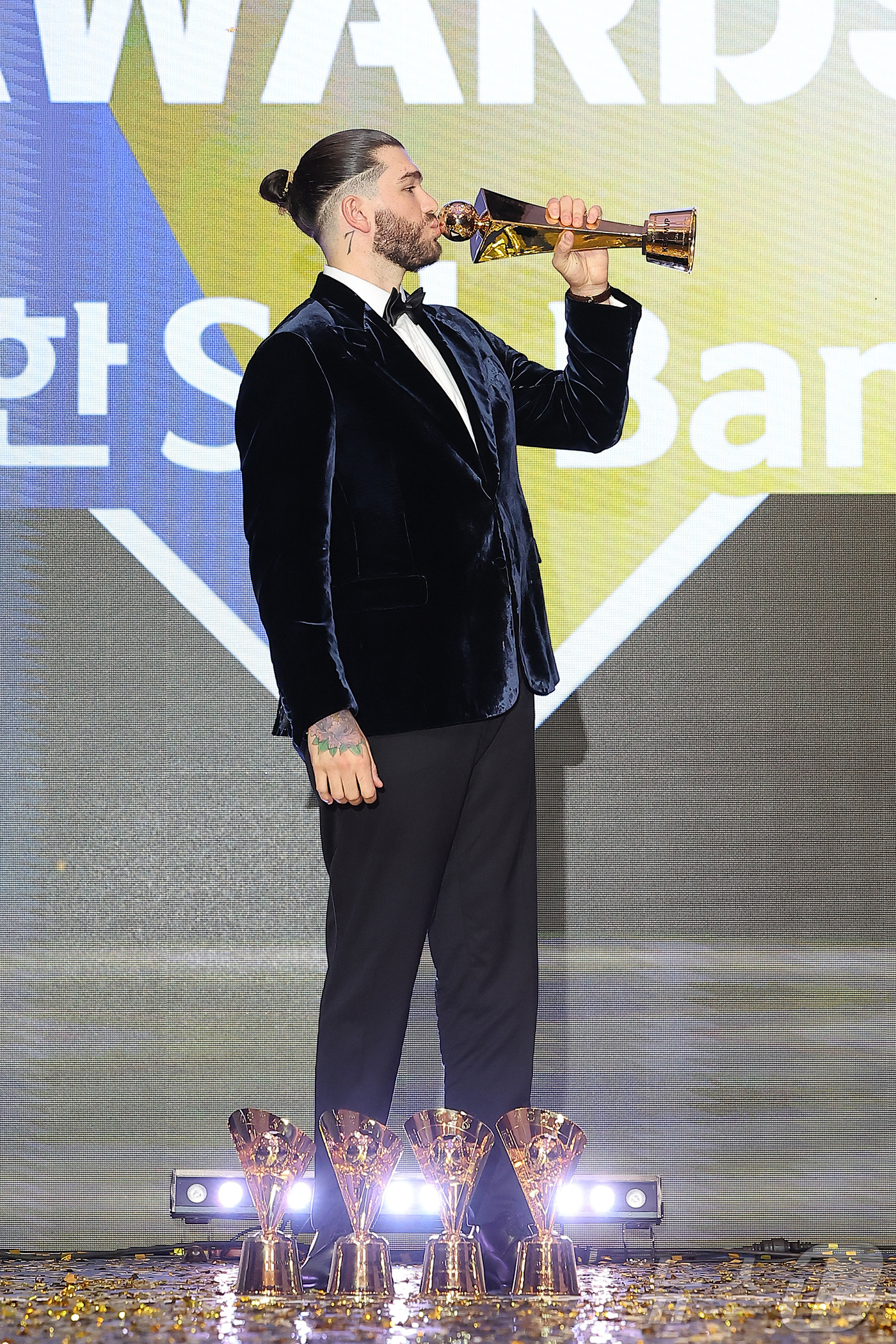 (서울=뉴스1) 김진환 기자 = 24일 오후 서울 송파구 잠실 롯데월드 호텔에서 열린 프로야구 '2025 신한 SOL 뱅크 KBO리그' 시상식에서 MVP를 수상한 한화 외국인 투수 …