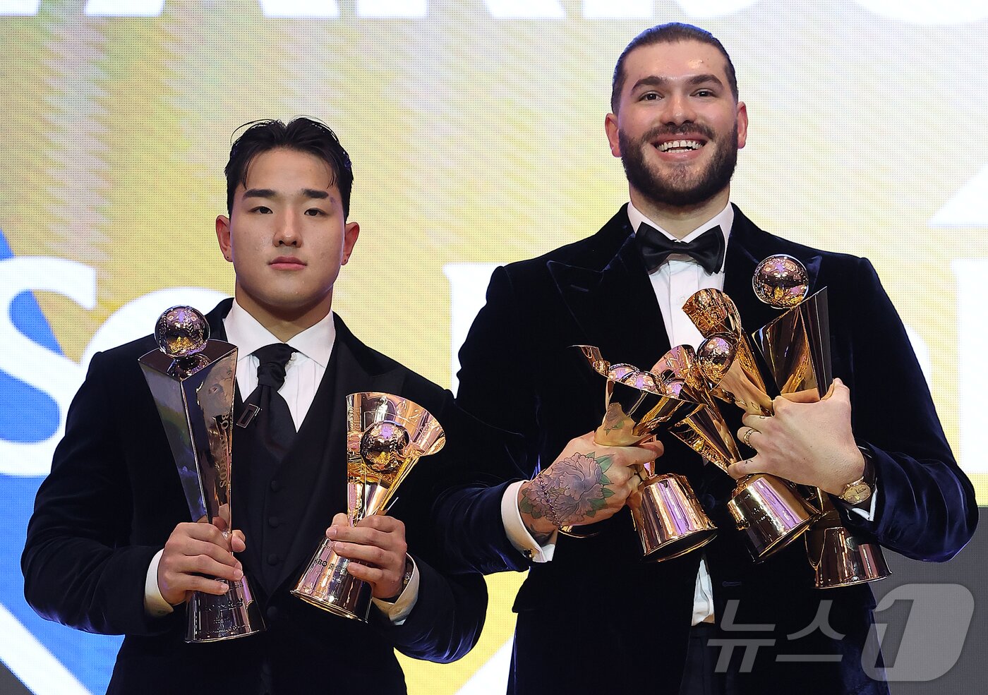 본문 이미지 - 24일 오후 서울 송파구 잠실 롯데월드 호텔에서 열린 프로야구 &#39;2025 신한 SOL 뱅크 KBO리그&#39; 시상식에서 신인상을 수상한 KT 안현민과 MVP를 수상한 한화 외국인 투수 폰세가 기념 촬영을 하고 있다. 2025.11.24/뉴스1 ⓒ News1 김진환 기자