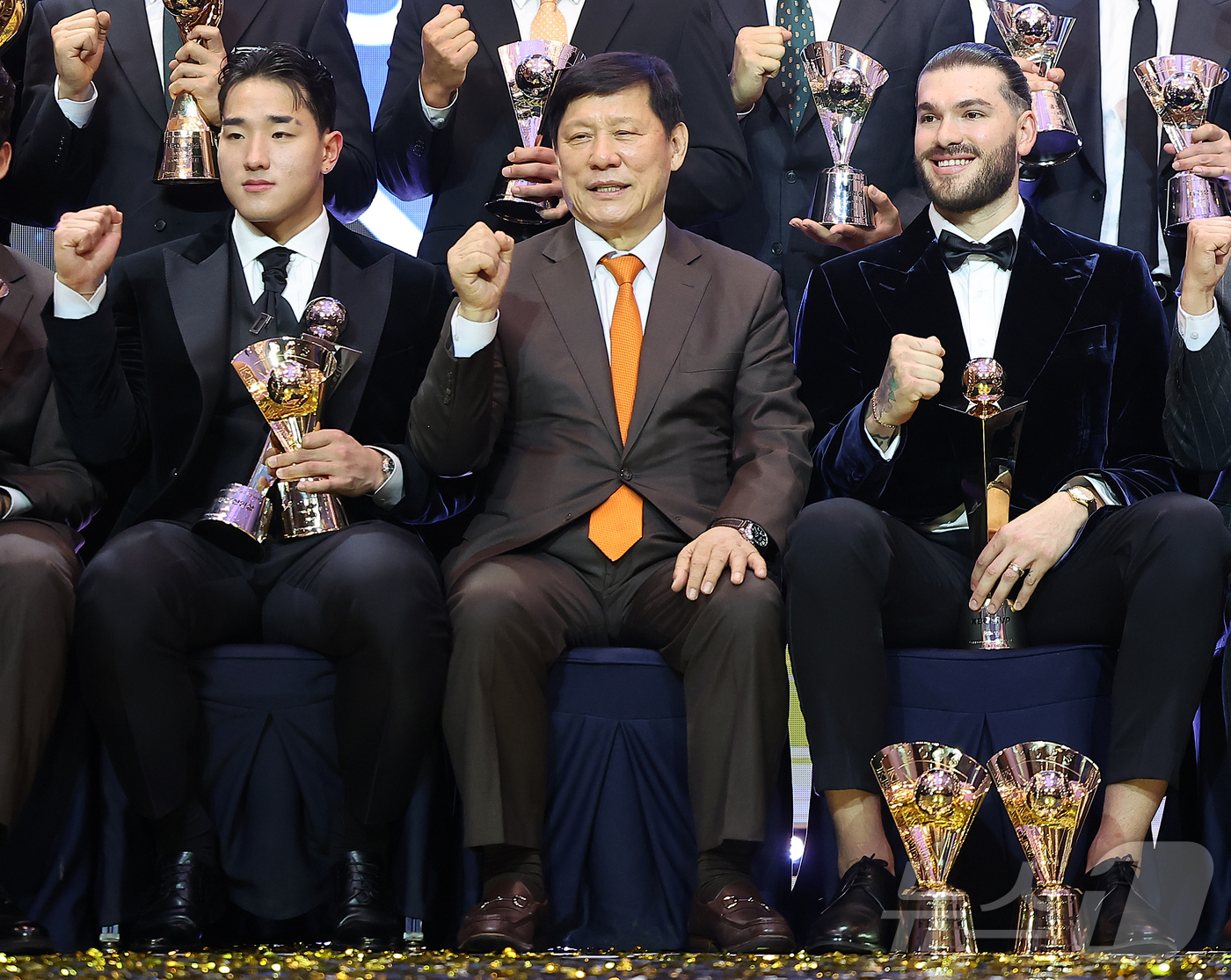 (서울=뉴스1) 김진환 기자 = 24일 오후 서울 송파구 잠실 롯데월드 호텔에서 열린 프로야구 '2025 신한 SOL 뱅크 KBO리그' 시상식에서 신인상을 수상한 KT 안현민과 M …