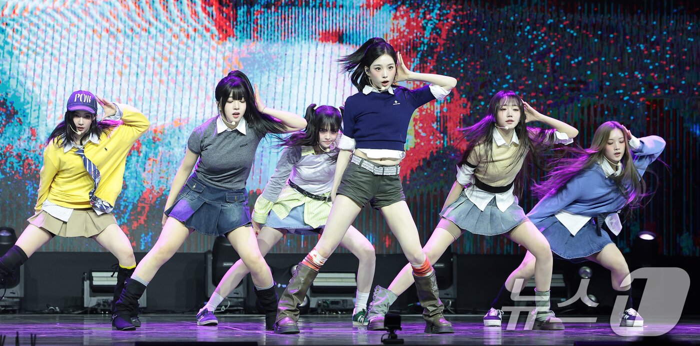 본문 이미지 - 그룹 트리플에스(tripleS) 미소녀즈(msnz) moon이 24일 서울 한남동 블루스퀘어에서 가진 새 앨범 'Beyond Beauty' 쇼케이스에서 신곡을 선보이고 있다. 트리플에스 미소녀즈(msnz)의 moon은 설린과 지연, 소현, 카에데, 시온, 린으로, sun은 신위, 유연, 마유, 채원, 채연, 혜린으로 구성됐다. neptune에는 서연과 다현, 나경, 니엔, 코토네, 서아가, zenith에는 하연, 연지, 지우, 유빈, 주빈, 수민이 합류했다. 2025.11.24/뉴스1 ⓒ News1 권현진 기자