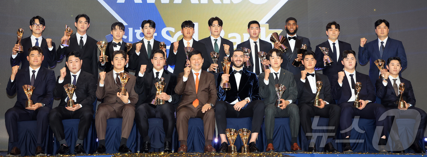 (서울=뉴스1) 김진환 기자 = 24일 오후 서울 송파구 잠실 롯데월드 호텔에서 열린 프로야구 '2025 신한 SOL 뱅크 KBO리그' 시상식에서 수상자들이 기념 촬영을 하고 있다 …
