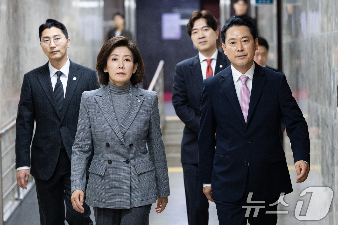 (서울=뉴스1) 유승관 기자 = 장동혁 국민의힘 대표와 나경원 법사위원을 비롯한 의원들이 24일 서울 여의도 국회에서 열린 정책위원회·법사위원회 주최 대장동 범죄수익 환수 특별법 …