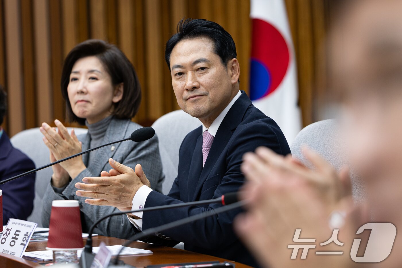 본문 이미지 - 장동혁 국민의힘 대표가 지난 24일 서울 여의도 국회에서 열린 정책위원회·법사위원회 주최 대장동 범죄수익 환수 특별법 제정을 위한 긴급 토론회에서 손뼉을 치고 있다. 2025.11.24/뉴스1 ⓒ News1 유승관 기자