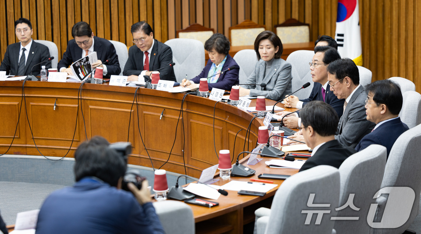 (서울=뉴스1) 유승관 기자 = 송언석 국민의힘 원내대표가 24일 서울 여의도 국회에서 열린 정책위원회·법사위원회 주최 대장동 범죄수익 환수 특별법 제정을 위한 긴급 토론회에서 인 …