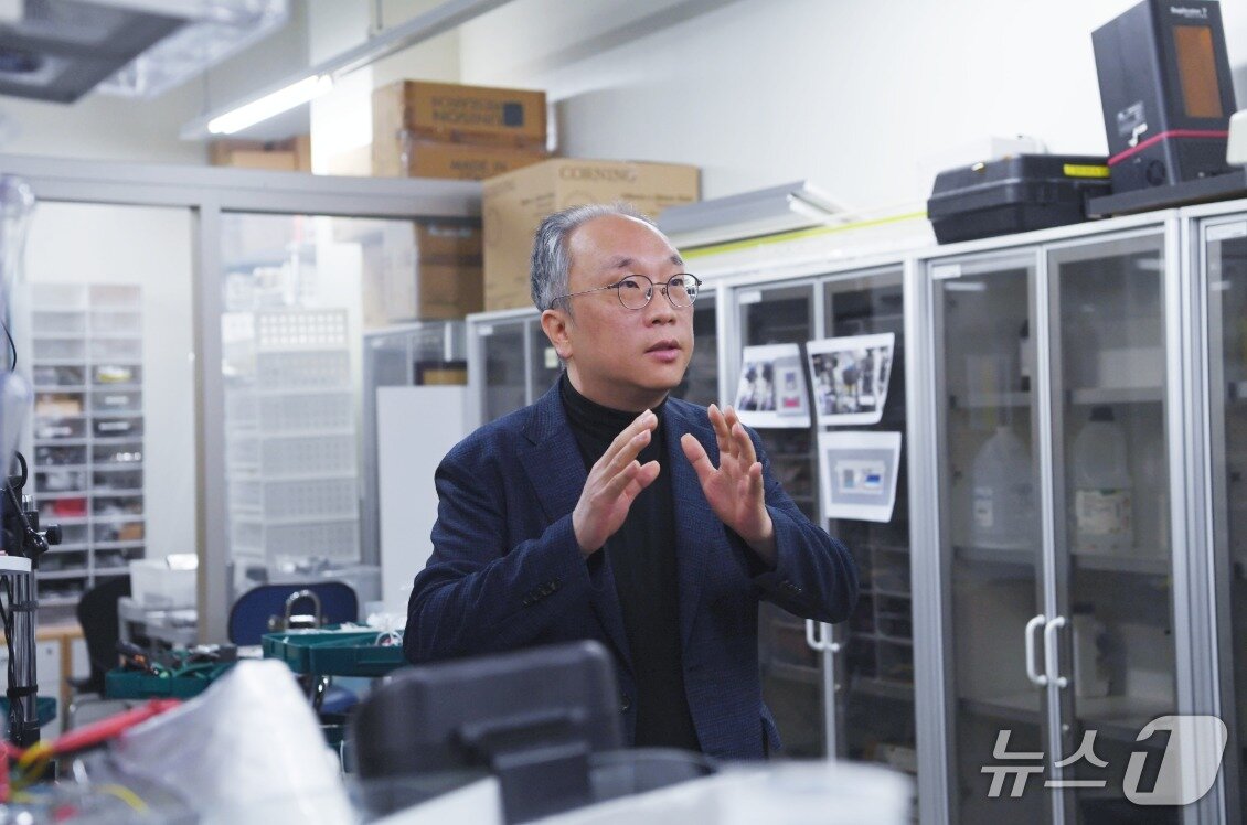 본문 이미지 - 박찬흠 교수가 차세대중형위성 3호기에 탑재되는 ‘바이오캐비넷&#40;BioCabinet&#41;’의 기능을 연구실에서 설명하고 있다.&#40;한림대 제공, 재판매 및 DB금지&#41;