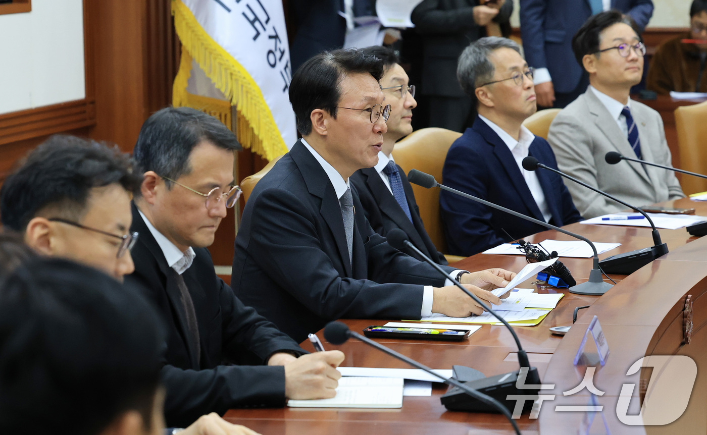 (서울=뉴스1) 임세영 기자 = 김민석 국무총리가 24일 서울 종로구 정부서울청사에서 열린 헌법존중 정부혁신 TF 간담회에서 모두발언을 하고 있다. 2025.11.24/뉴스1