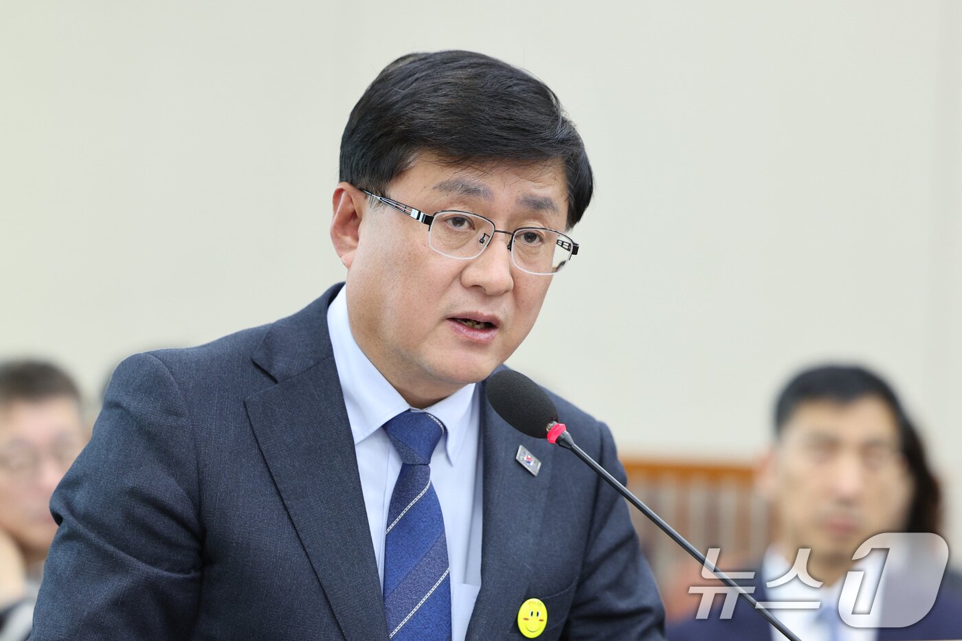 본문 이미지 - 김성환 기후에너지환경부 장관이 24일 서울 여의도 국회에서 열린 기후에너지환경노동위원회 전체회의에서 발언하고 있다. 2025.11.24/뉴스1 ⓒ News1 신웅수 기자