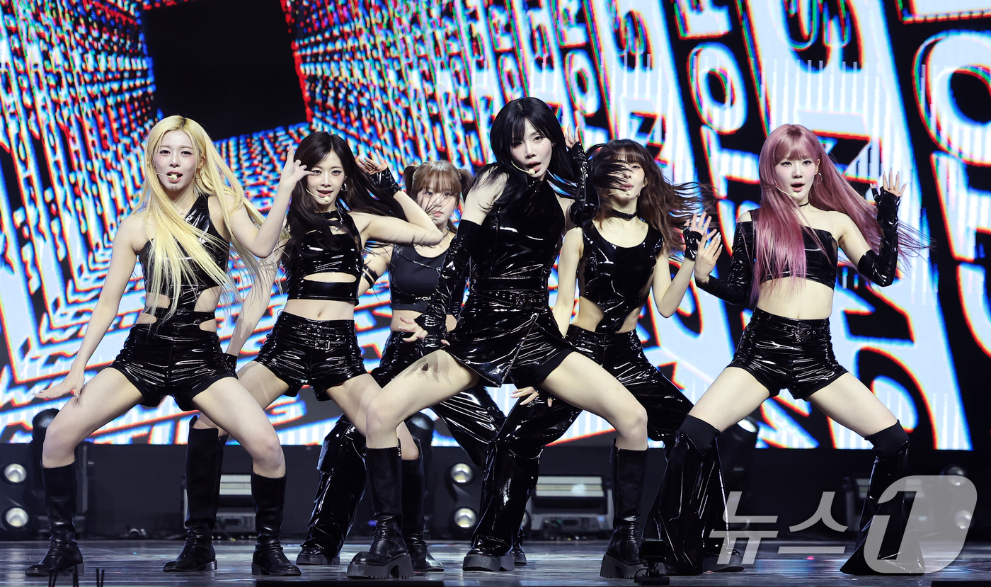 (서울=뉴스1) 권현진 기자 = 그룹 트리플에스(tripleS) 미소녀즈(msnz) neptune이 24일 서울 한남동 블루스퀘어에서 가진 새 앨범 'Beyond Beauty' 쇼 …