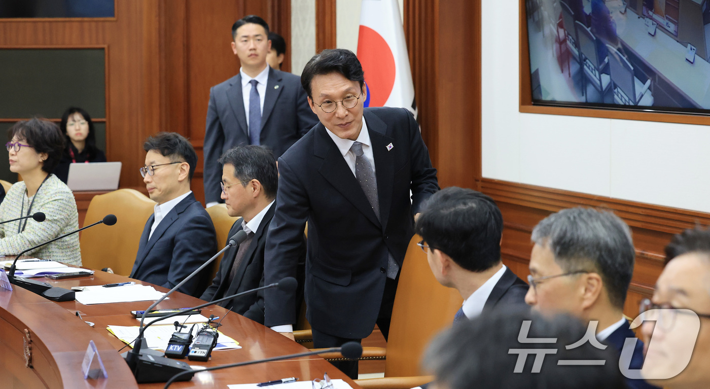 (서울=뉴스1) 임세영 기자 = 김민석 국무총리가 24일 서울 종로구 정부서울청사에서 열린 헌법존중 정부혁신 TF 간담회에서 모두발언을 마치고 회의장을 나서고 있다. 2025.11 …