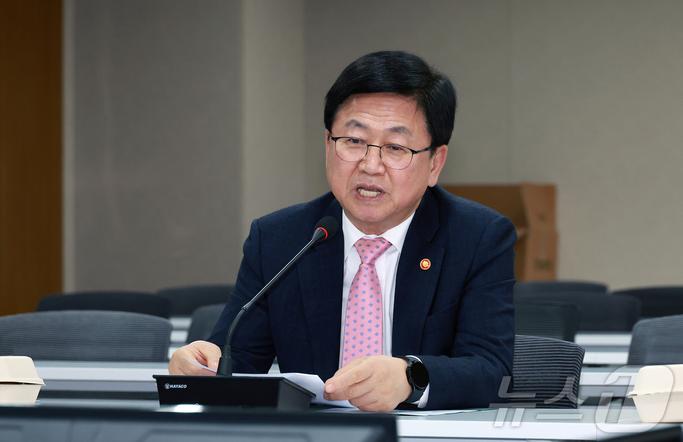 (서울=뉴스1) = 최교진 교육부 장관이 24일 오후 세종시 정부세종청사에서 열린 ‘교육부 고위직 공무원 대상 폭력예방교육‘에 참석해 인사말을 하고 있다. (교육부 제공. 재판매 …