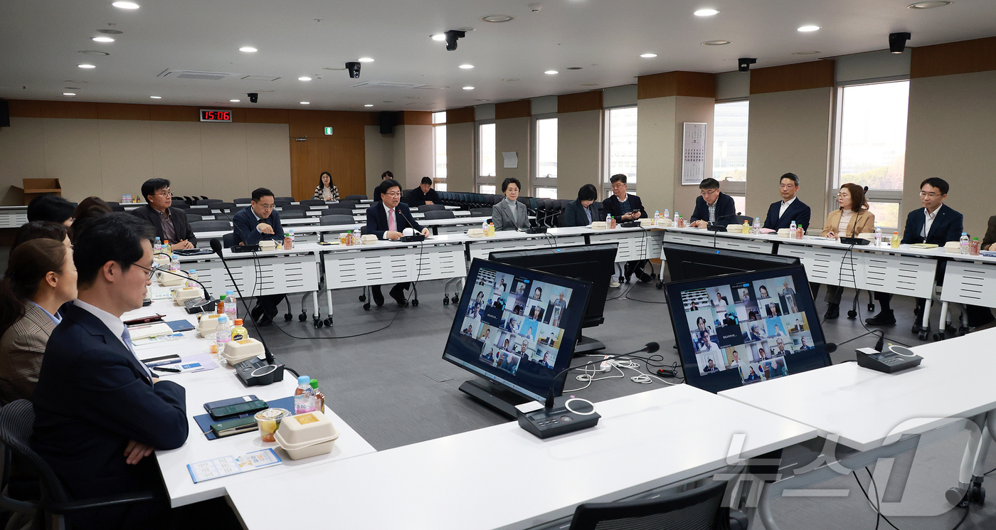 (서울=뉴스1) = 최교진 교육부 장관이 24일 오후 세종시 정부세종청사에서 열린 ‘교육부 고위직 공무원 대상 폭력예방교육‘에 참석해 인사말을 하고 있다. (교육부 제공. 재판매 …