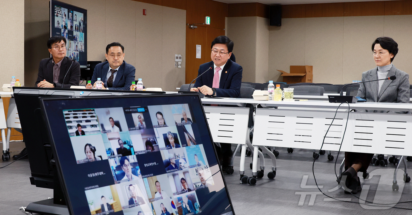 (서울=뉴스1) = 최교진 교육부 장관이 24일 오후 세종시 정부세종청사에서 열린 ‘교육부 고위직 공무원 대상 폭력예방교육‘에 참석해 인사말을 하고 있다. (교육부 제공. 재판매 …