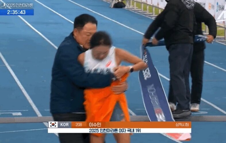본문 이미지 - 삼척시청 김완기 감독이 1위로 결승선에 들어오고 있는 이수민 선수를 잡아주고 있다. 출처=KBS, 네이버블로그