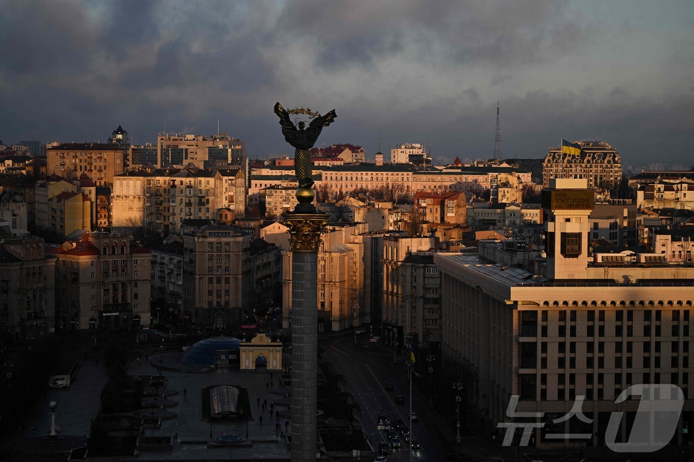 (키이우 AFP=뉴스1) 이정환 기자 = 24일(현지시간) 우크라이나 전쟁 종식을 위한 미국의 평화 구상안이 논의되고 있는 상황에서 우크라이나 키이우 독립장에 해가 떠오르고 있다. …