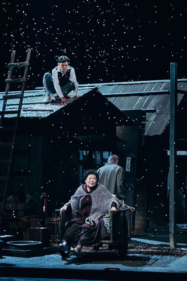 본문 이미지 - 연극 '야끼니꾸 드래곤'의 마지막 장면(예술의전당 제공)