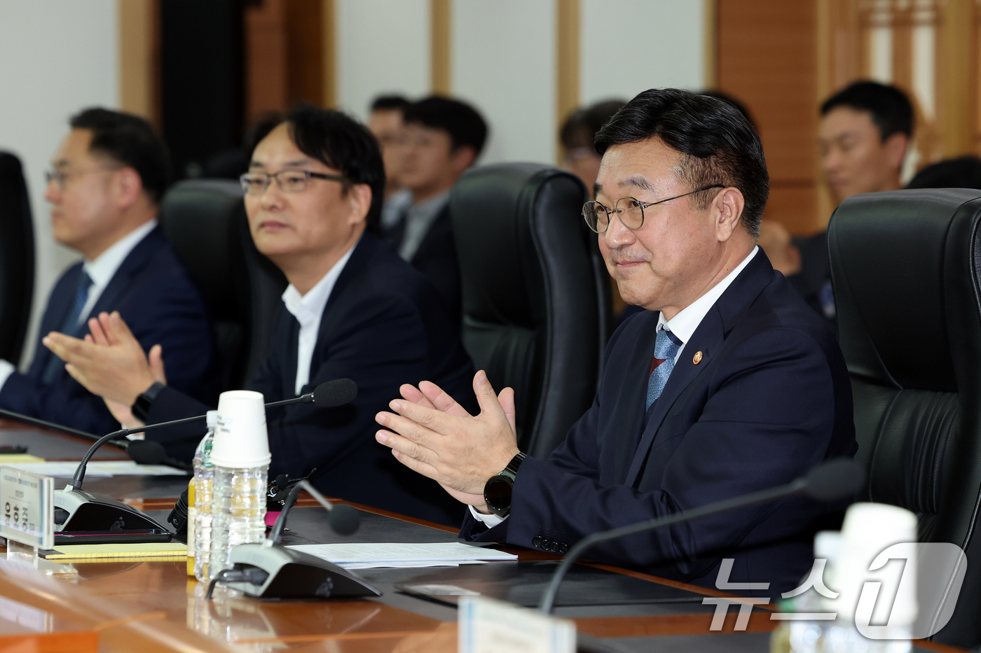 (서울=뉴스1) 이호윤 기자 = 윤호중 행정안전부 장관이 24일 서울 종로구 정부서울청사에서 열린 범정부 ‘AI 공통기반 서비스 개시 기념식’에서 박수를 치고 있다. 2025.11 …