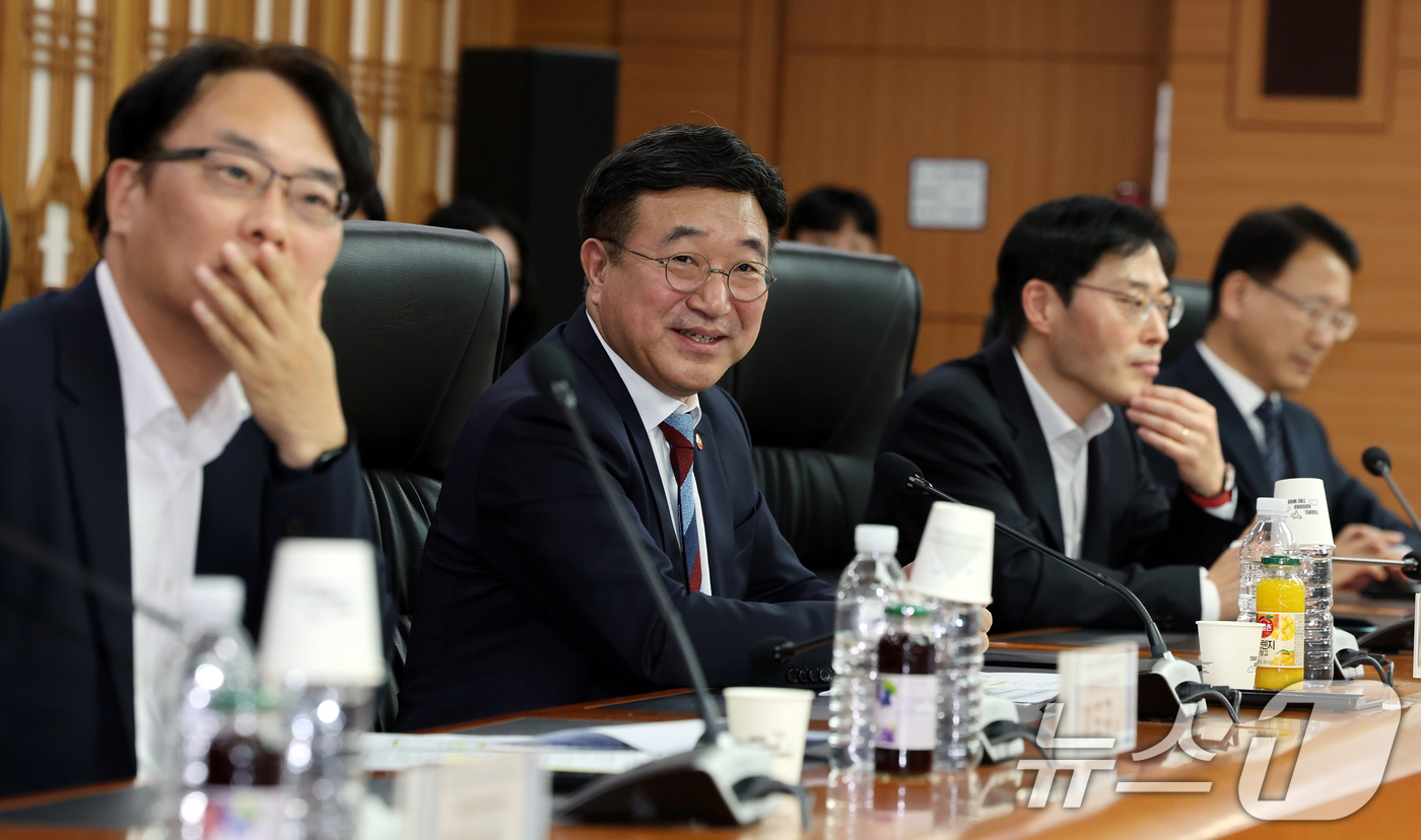 (서울=뉴스1) 이호윤 기자 = 윤호중 행정안전부 장관이 24일 서울 종로구 정부서울청사에서 열린 범정부 ‘AI 공통기반 서비스 개시 기념식’에서 모두발언하고 있다. 2025.11 …