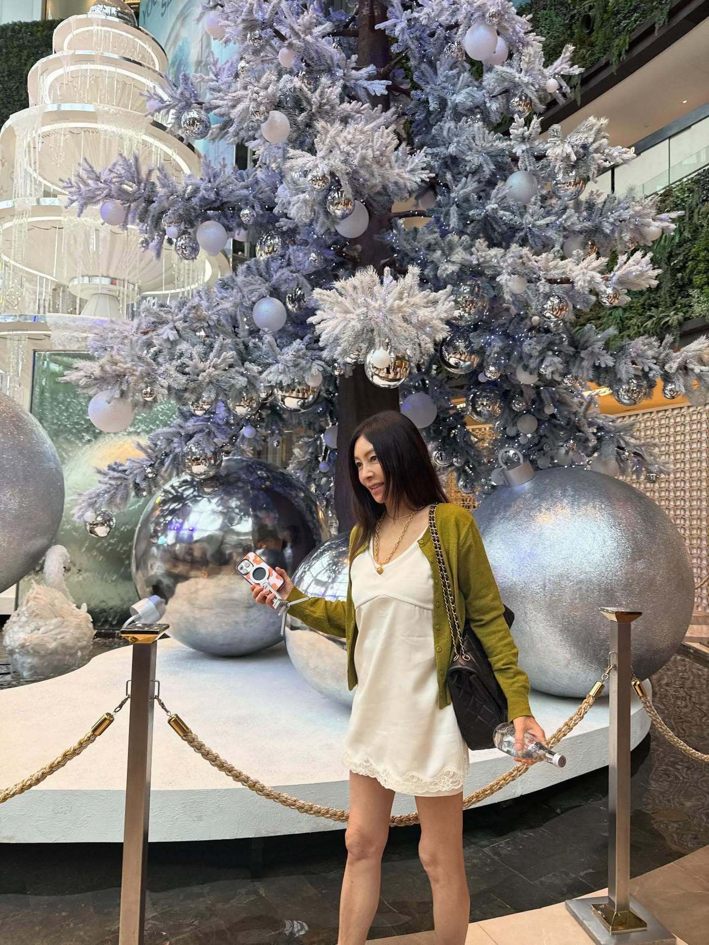 황신혜, 미니 원피스로 뽐낸 명품 각선미…62세 도저히 안 믿기는 동안 미모까지 - 뉴스1